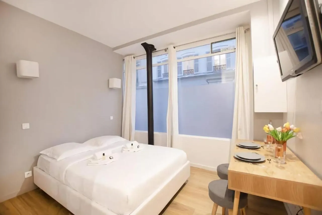 Charmant Studio Au Coeur Des Batignolles contacts